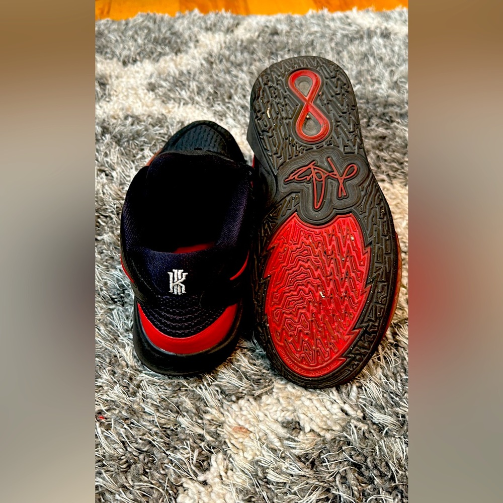 Basketball shoes like new size 6 youth
